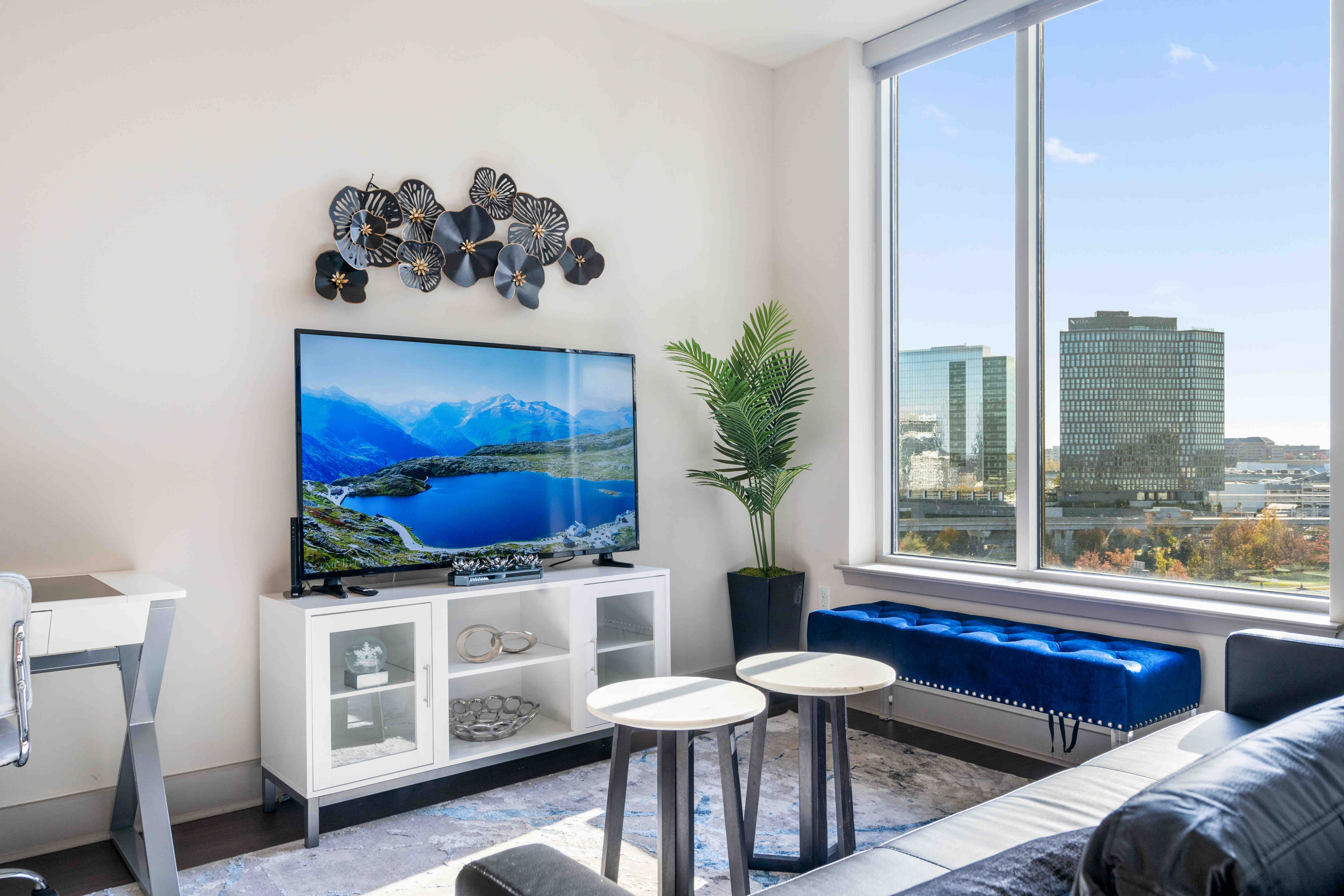 Lux Tyson’s highrise w/view & highspeed internet