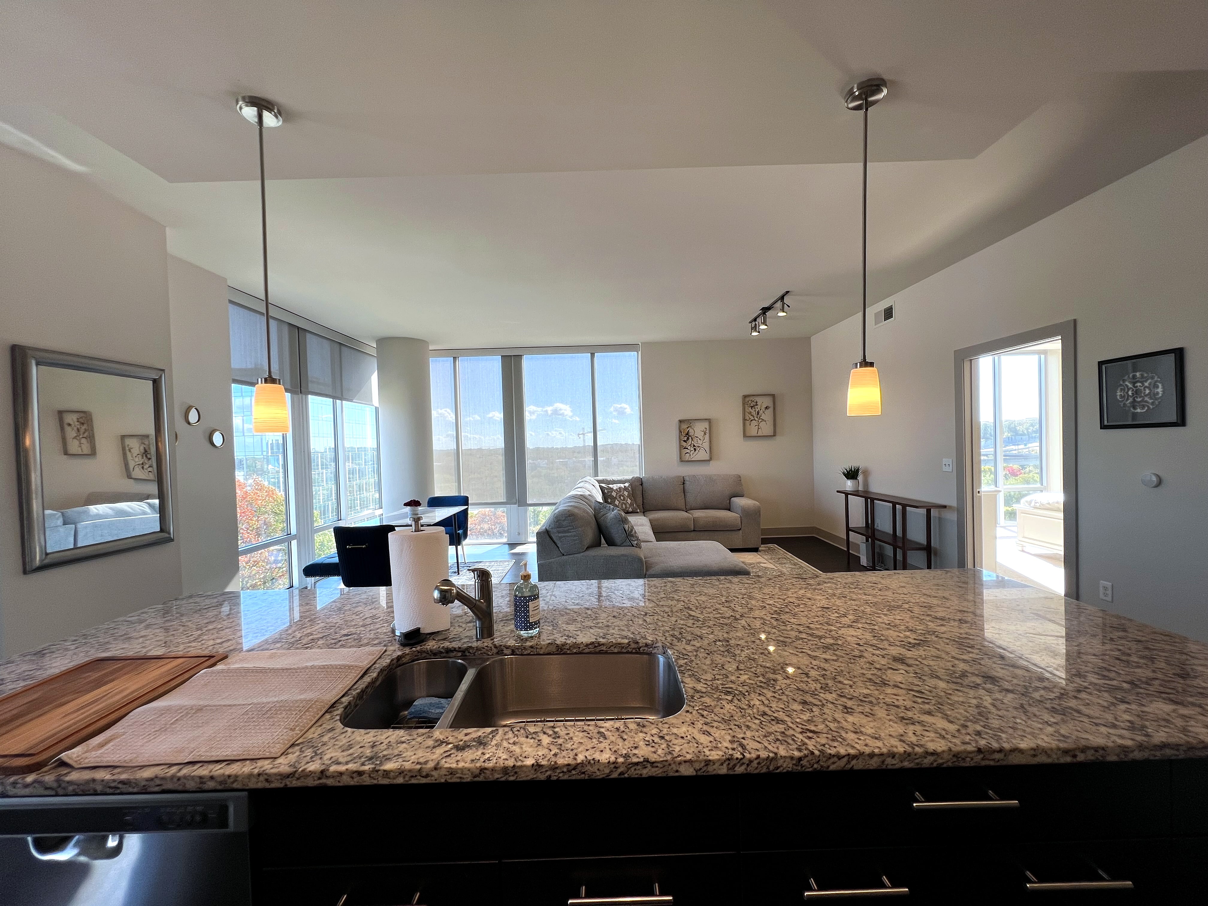 Gorgeous Luxury Tyson’s 2BR Sun-filled Retreat